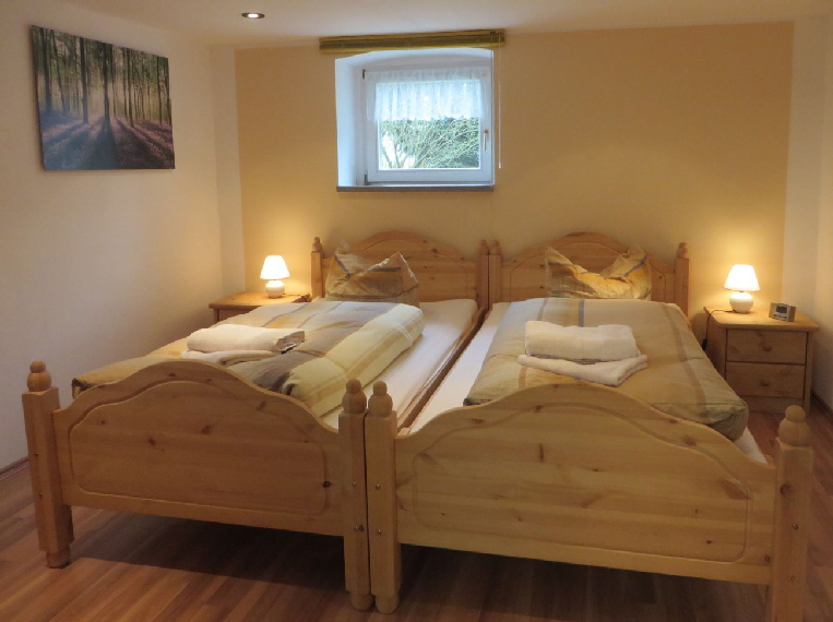 Schlafzimmer-mit-Doppelbett